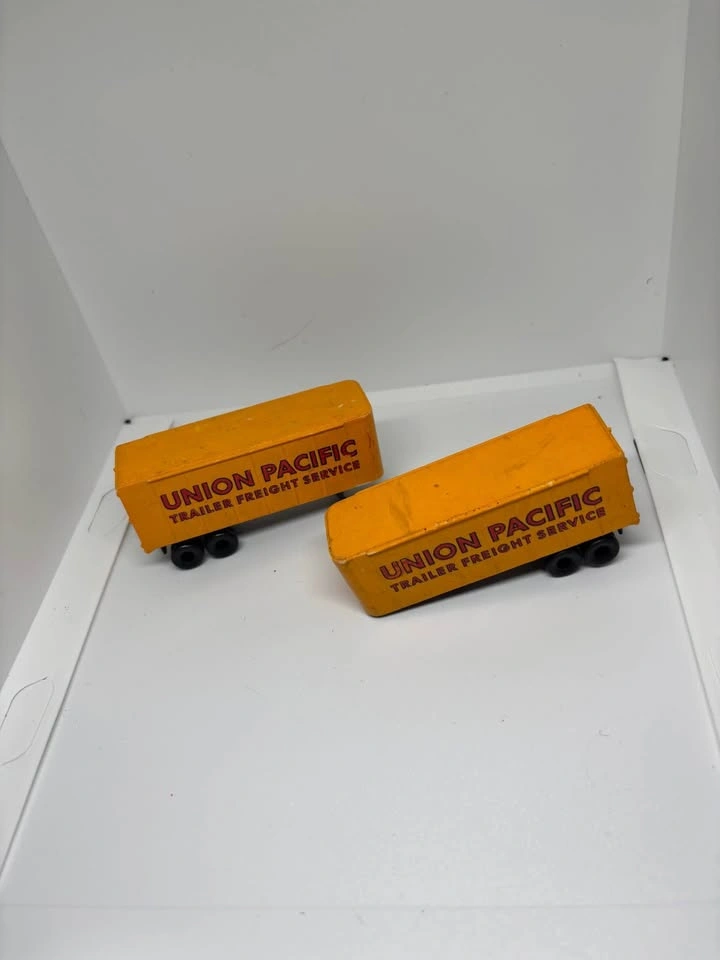 Vintage HO Scale Santa Fe Flatcar with Union Pacific Trailers - photo 4
