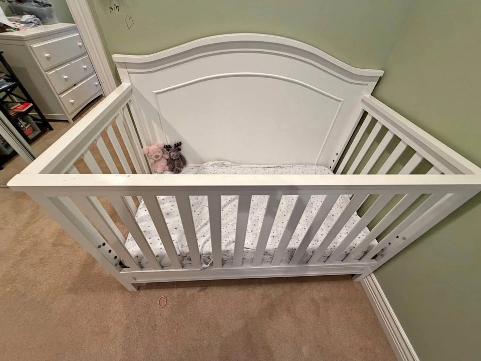DaVinci crib + New Mattress + Accessories