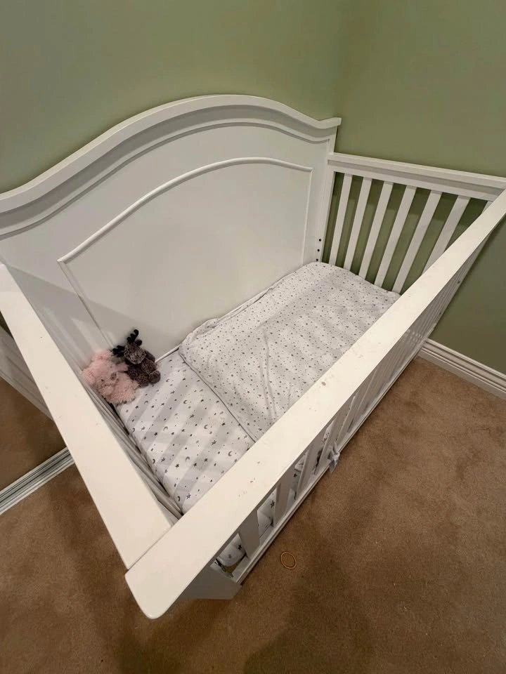 DaVinci crib + New Mattress + Accessories - photo 2
