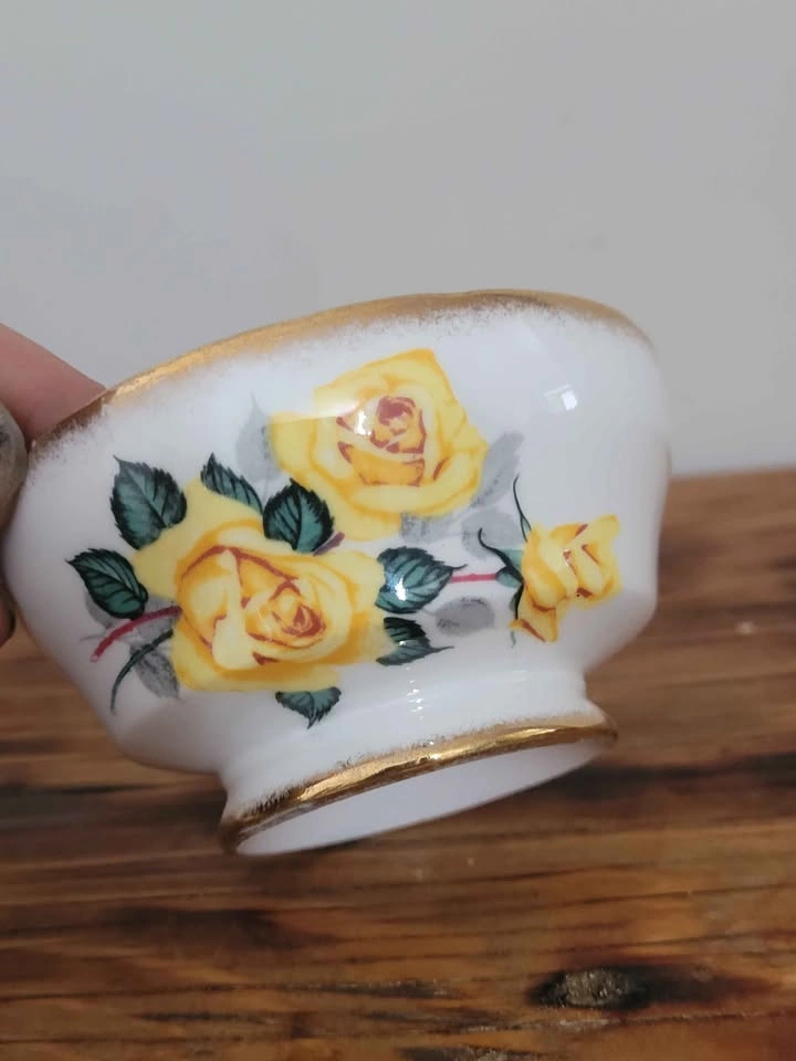 White Porcelain Teapot and Yellow Rose Sugar Bowl - photo 3