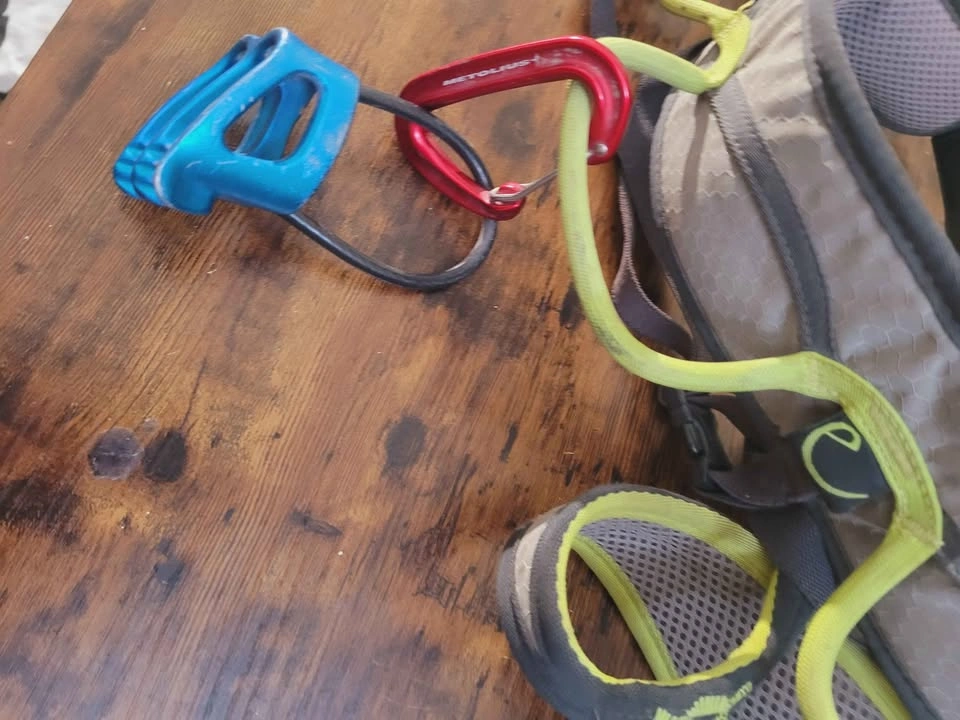 Climbing Gear Set: Edelrid Harness, Black Diamond ATC & Carabine - photo 2