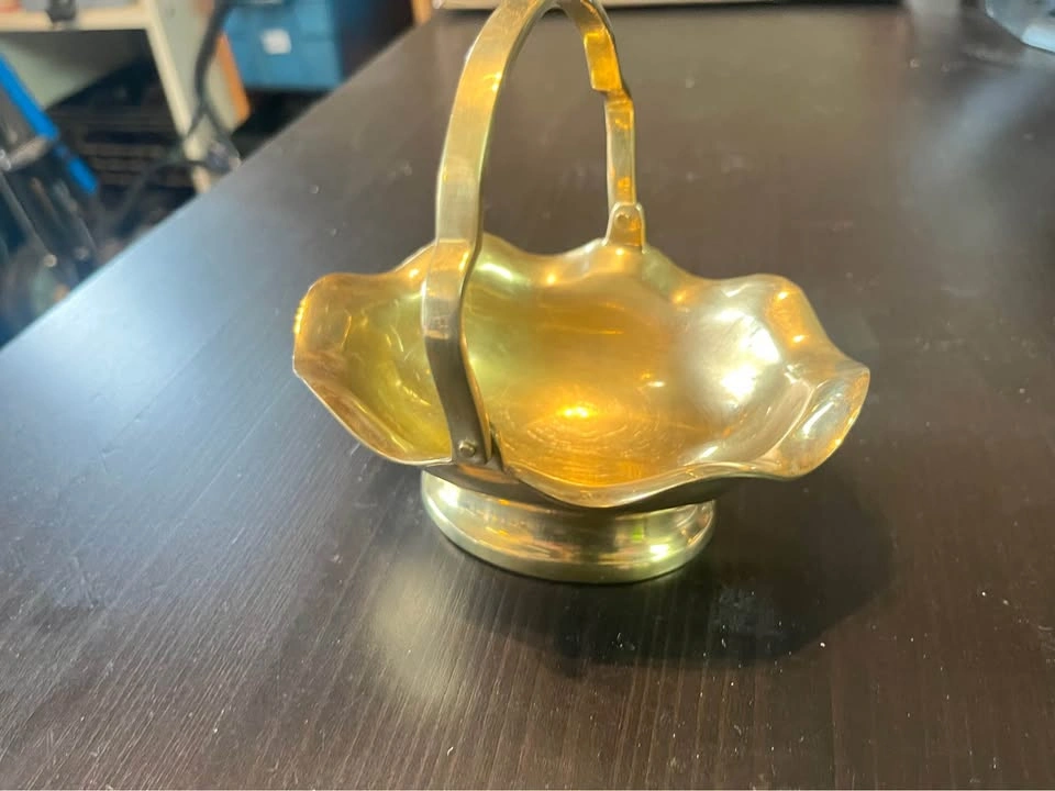 Vintage Scalloped Brass Basket / bowl / catch all with Handle - photo 3