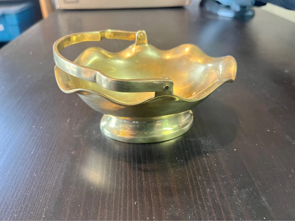 Vintage Scalloped Brass Basket / bowl / catch all with Handle - photo 4