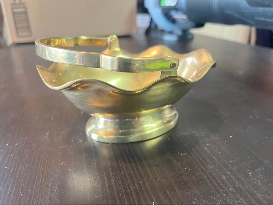 Vintage Scalloped Brass Basket / bowl / catch all with Handle - photo 5