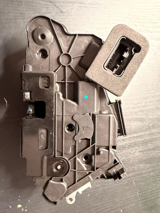 Volkswagen Door Lock Actuator 6RD 837 015 A - photo 2