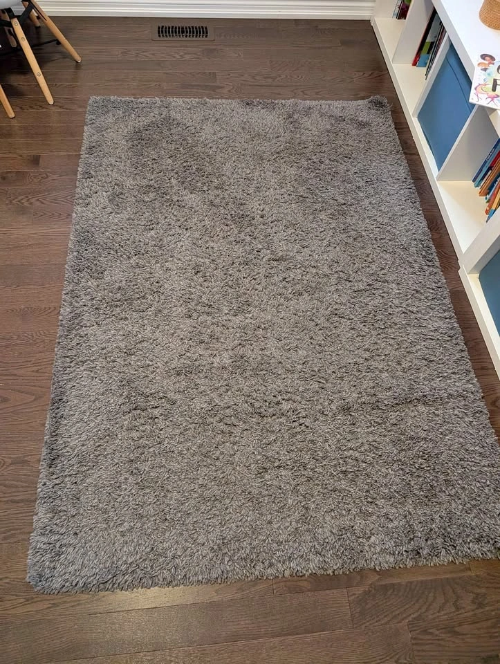 🩶 Grey Rug – 120 × 170 cm – $50