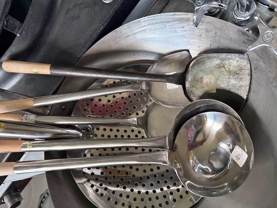 Wok Pan 16”, strainer, ladles and spatulas Bundle