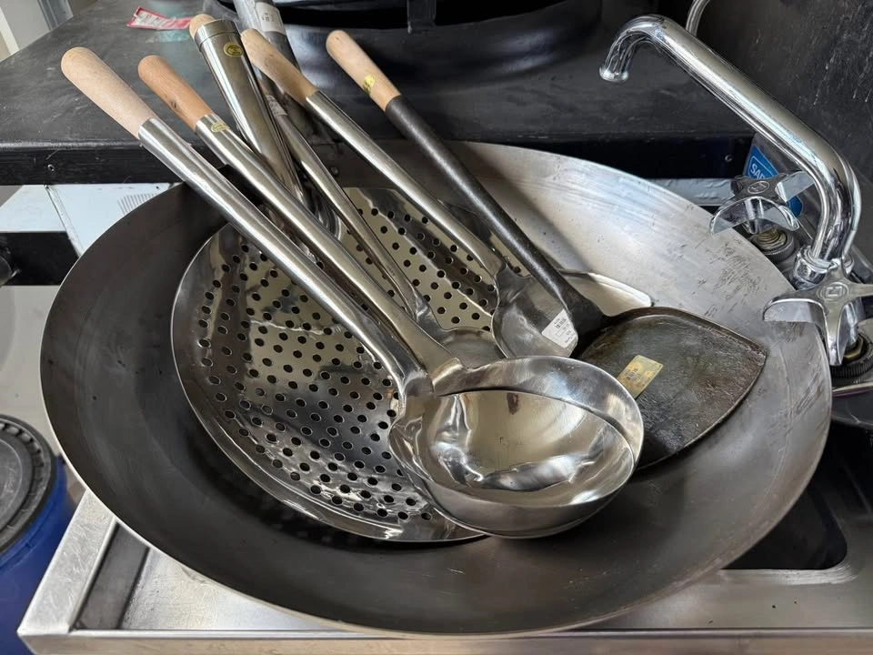 Wok Pan 16”, strainer, ladles and spatulas Bundle - photo 2