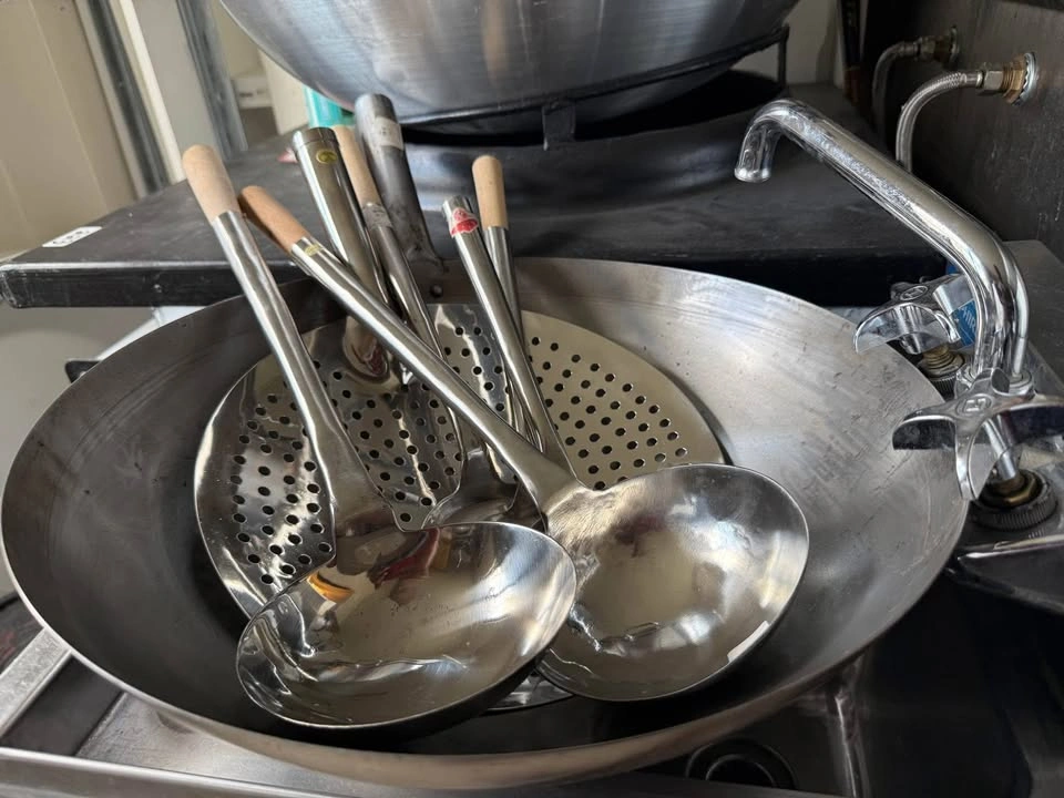 Wok Pan 16”, strainer, ladles and spatulas Bundle - photo 3