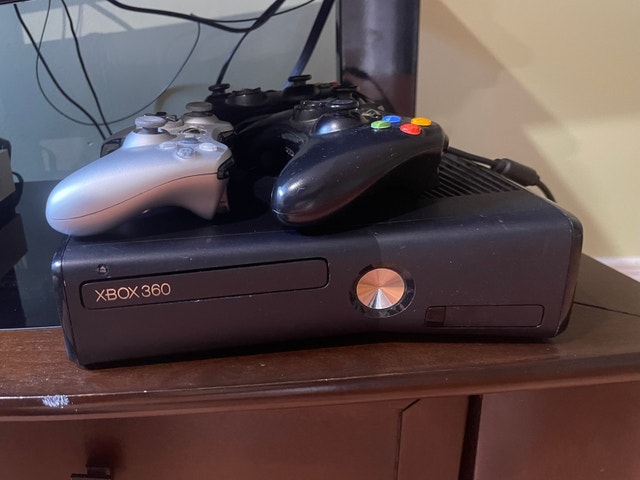 Xbox 360 (250 gb) controllers and games