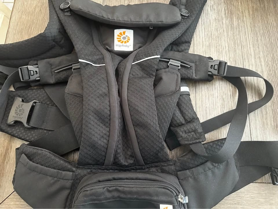 Ergobaby Omni 360 Baby Carrier – Like New, Used 4 Times - photo 4