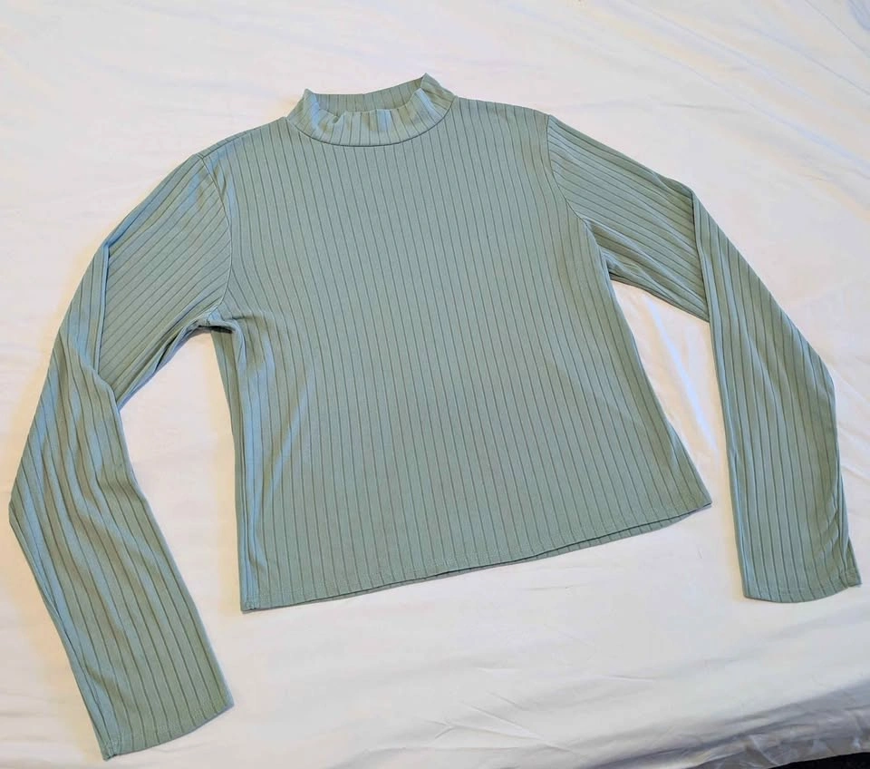 Sage Green cropped long sleeve top