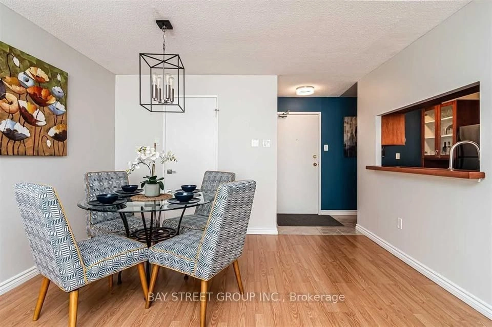 2 beds 2 baths Flat - photo 2
