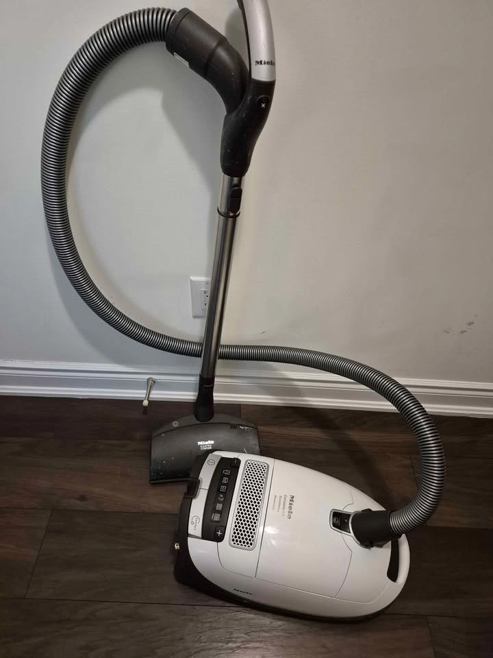 Miele Complete C3 Excellence PowerLine Vacuum - photo 2