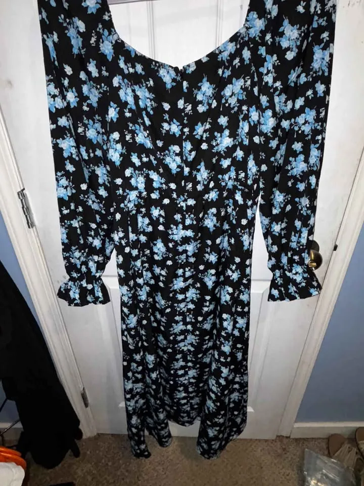 ✨ Size M/L – Black & Blue Floral Maxi Dress ✨ image indicator(2)