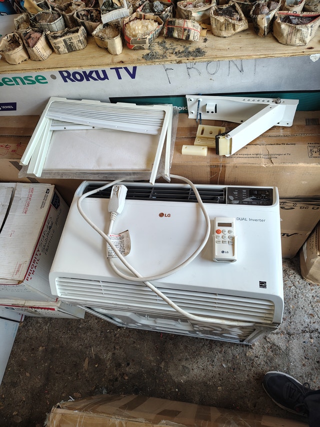 LG 14000 BTU Air Conditioner Dual Inverter 800sqft