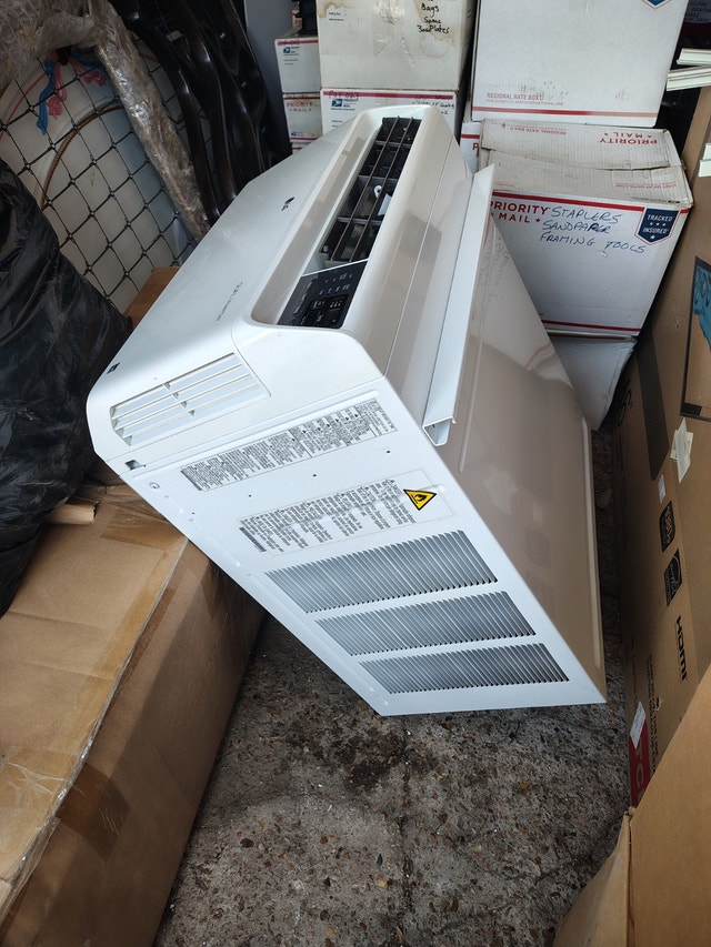 LG 14000 BTU Air Conditioner Dual Inverter 800sqft - photo 3