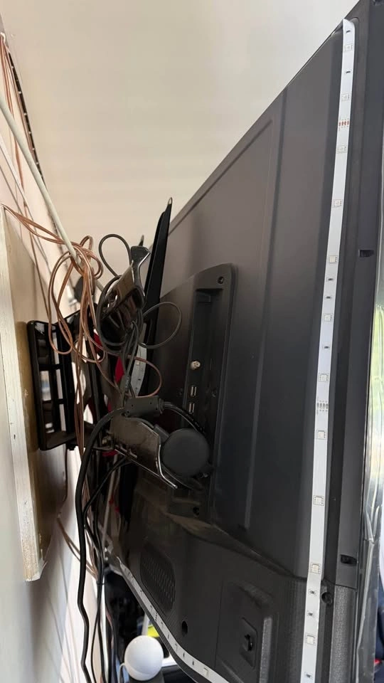 Hisense 50" 4K Smart TV - MOVING NEED GONE!! - photo 5