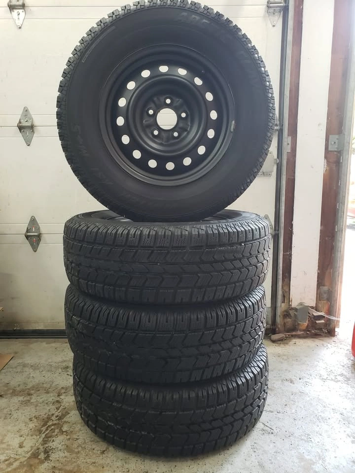 Set of 4 Like NEW tires 235/70R16 - photo 2