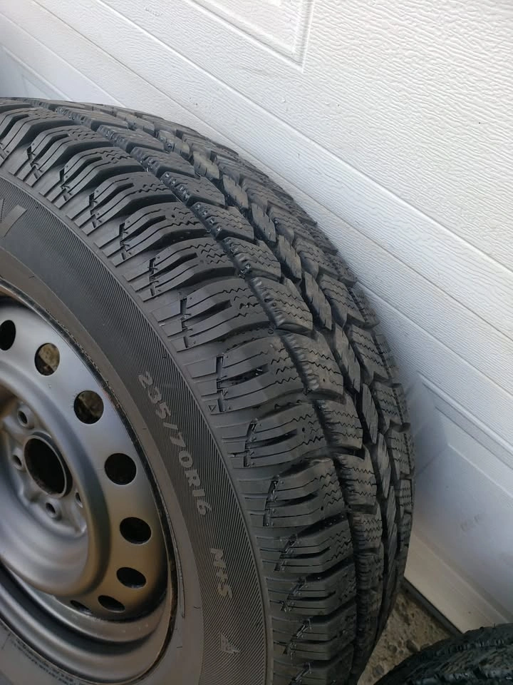 Set of 4 Like NEW tires 235/70R16 - photo 3