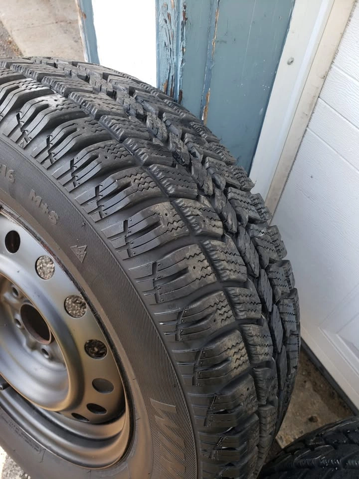 Set of 4 Like NEW tires 235/70R16 - photo 5