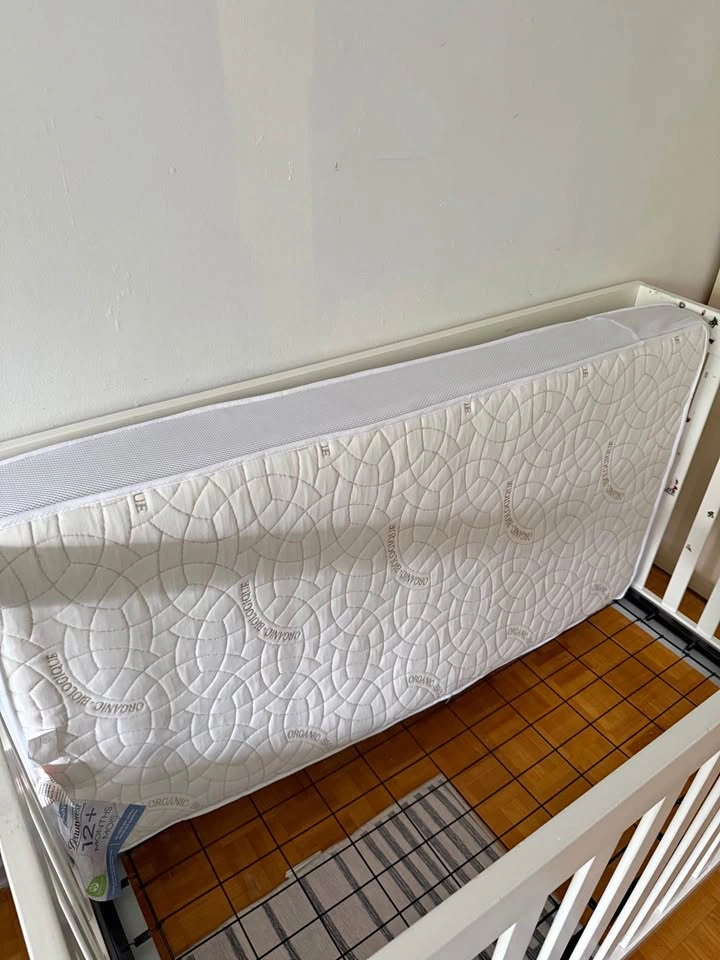 Crib Mattress- Organic + free crib