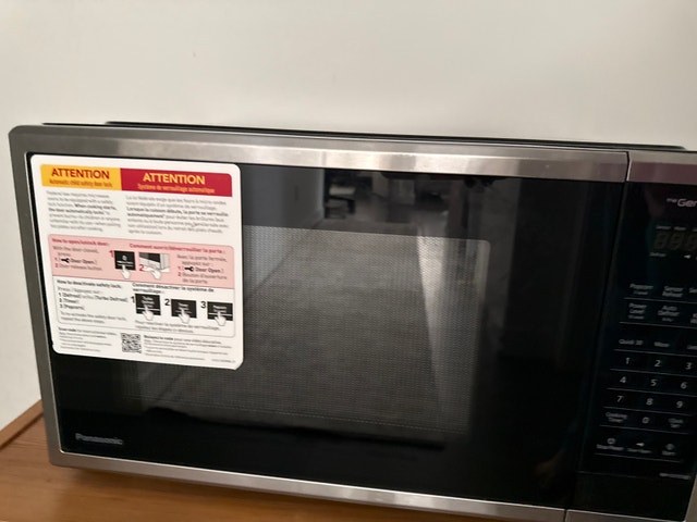 Panasonic 1.1 cu.ft. Compact 900W Microwave - photo 2