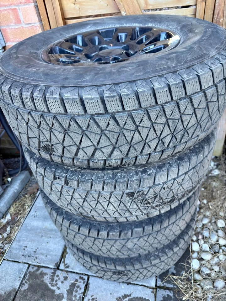 245/75/16 WINTER TIRES ON RIM!! GREAT CONDITION!