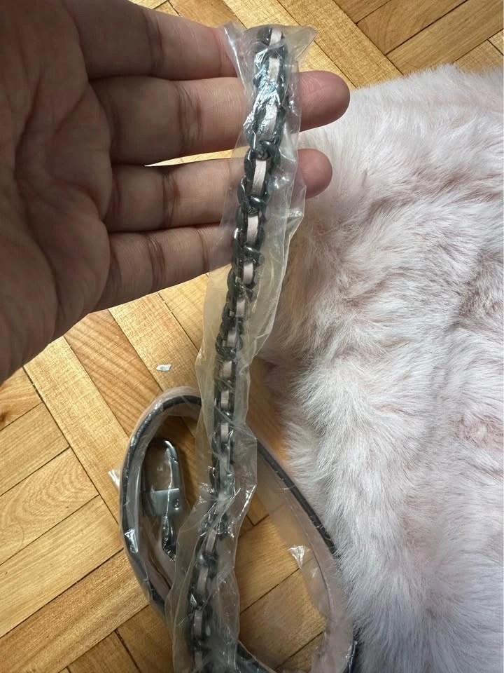 BNWT GUESS Faux Fur Y2K Shoulder Bag - photo 4