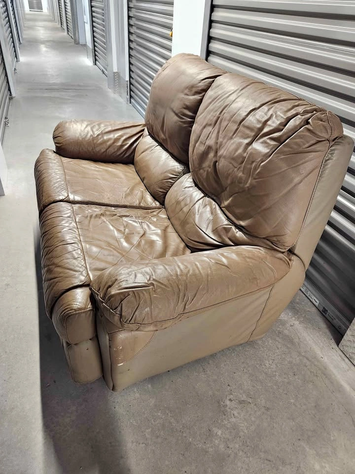 🇨🇦 Real leather loveseat