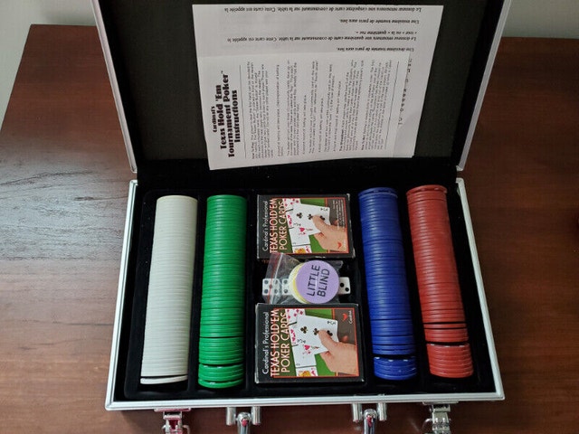Cardinal's TEXAS HOLD 'EM TOURNAMENT POKER SET w/ Metal Case