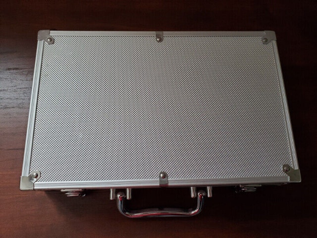 Cardinal's TEXAS HOLD 'EM TOURNAMENT POKER SET w/ Metal Case - photo 2