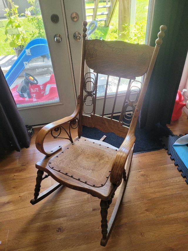 Wooden Rocking Chair - photo 2