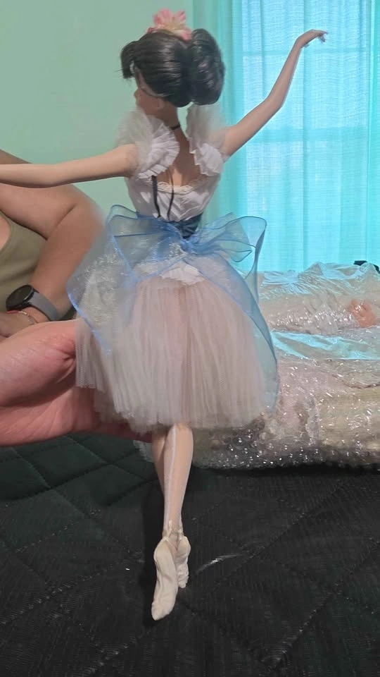 Barbie Prima Ballerina Lighter Than Air Porcelain Doll - photo 2