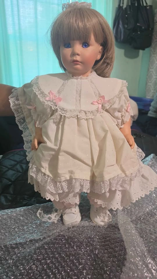 Collectible Porcelain Doll - photo 2