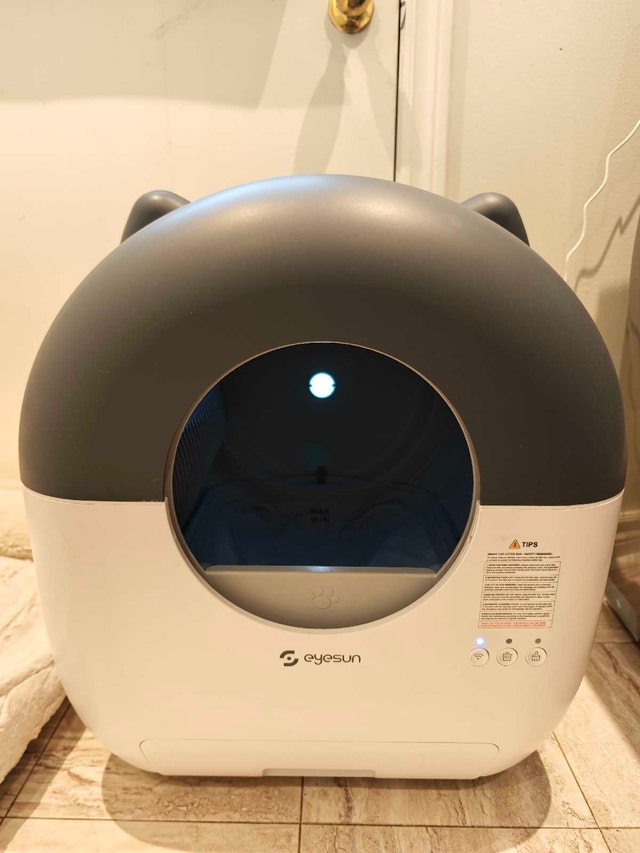 Like New EYESUN Smart Cat Litter Box - With Box