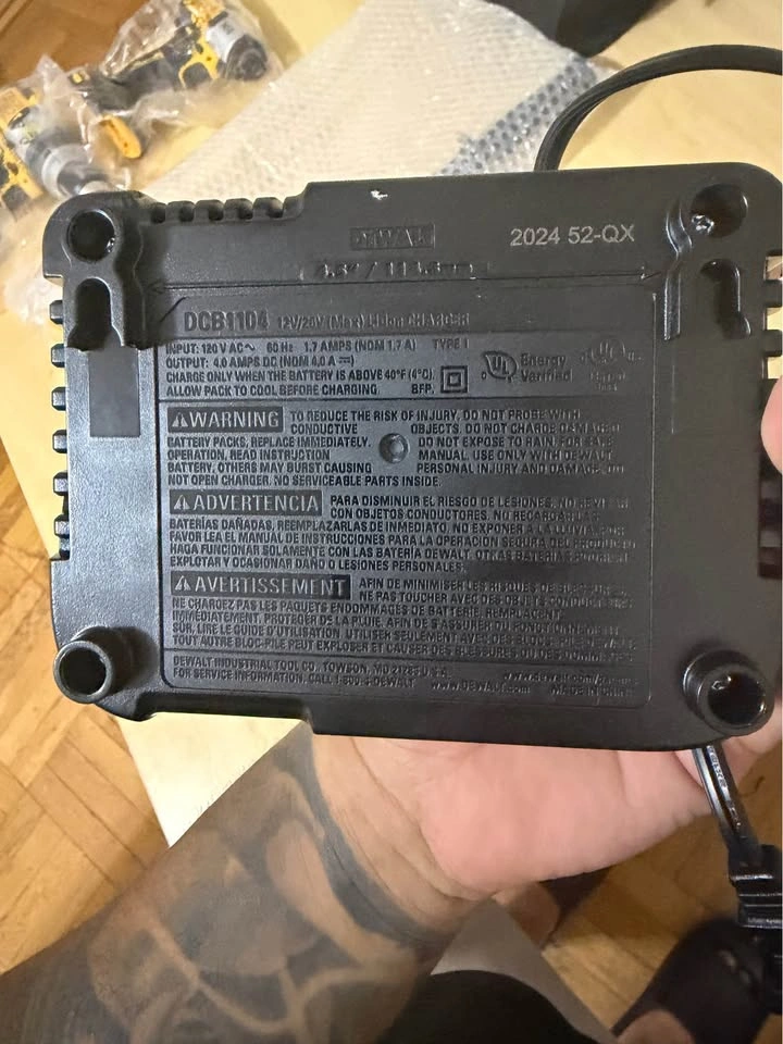 DEWALT DCB1104 12V/20V MAX Fast Charger - photo 2