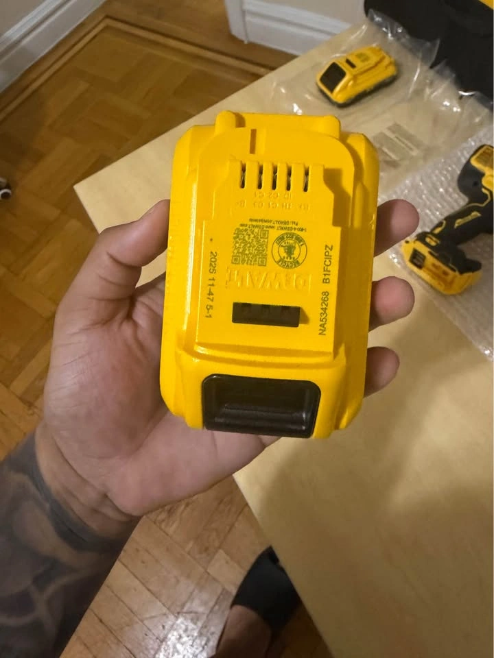 DeWalt 20V MAX XR 4.0 Ah Battery (DCB2104) - photo 2