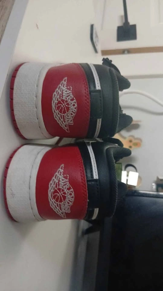 Red air jordans with tieless laces - photo 2
