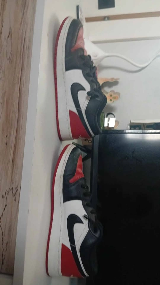 Red air jordans with tieless laces - photo 3