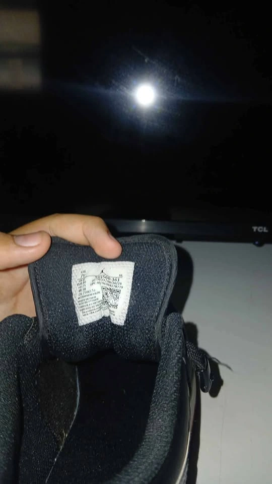 Red air jordans with tieless laces - photo 4