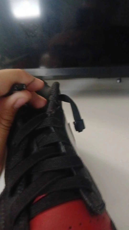 Red air jordans with tieless laces - photo 5