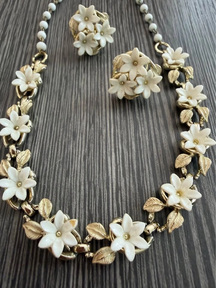 Mid-Century White Lucite Floral Necklace Earring Bracelet Set - photo 2