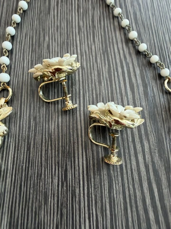 Mid-Century White Lucite Floral Necklace Earring Bracelet Set - photo 3