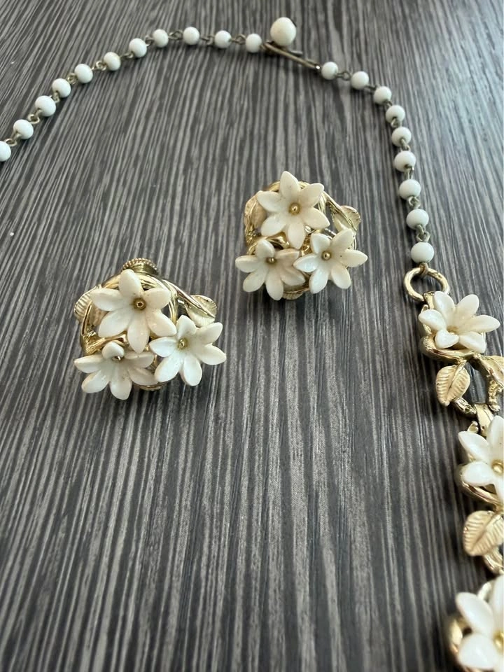 Mid-Century White Lucite Floral Necklace Earring Bracelet Set - photo 4