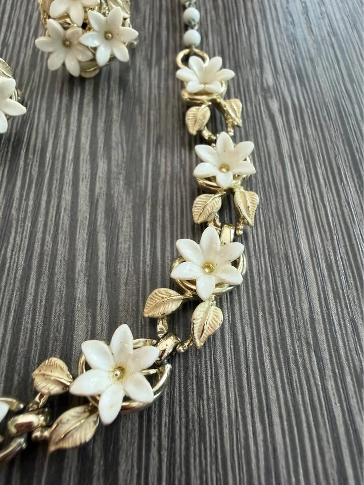 Mid-Century White Lucite Floral Necklace Earring Bracelet Set - photo 5