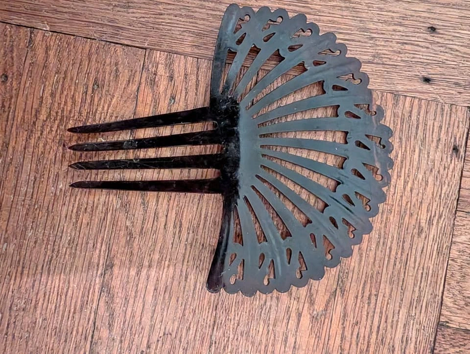 Art Deco dark brown tortoiseshell Spanish-style mantilla hair co