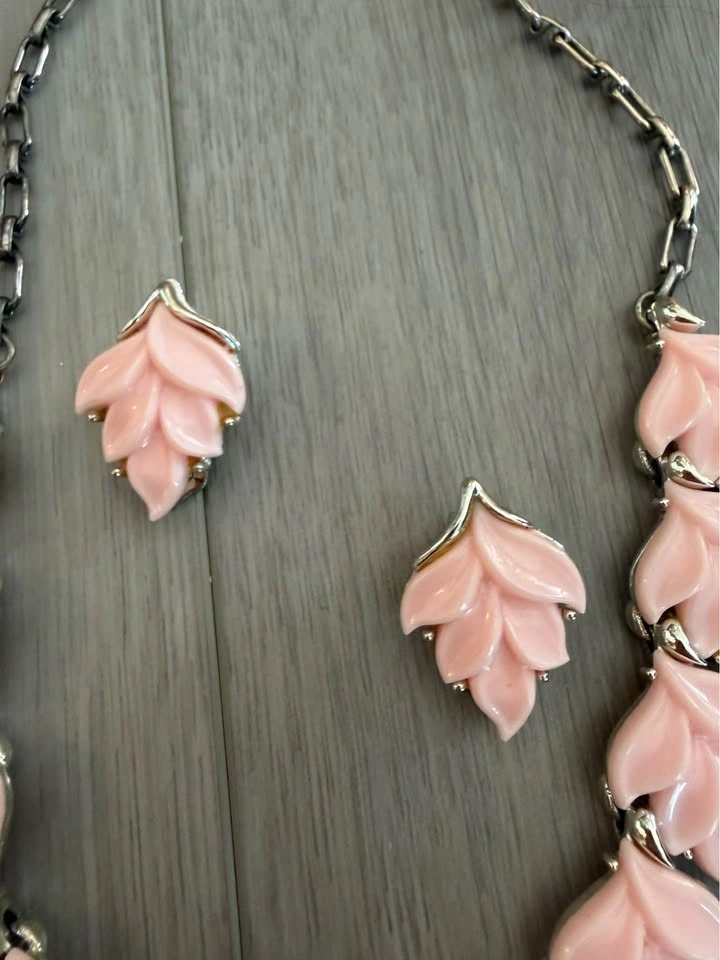 Vintage 1950’s Baby Pink Thermoset Leaf Necklace Earring Set - photo 3