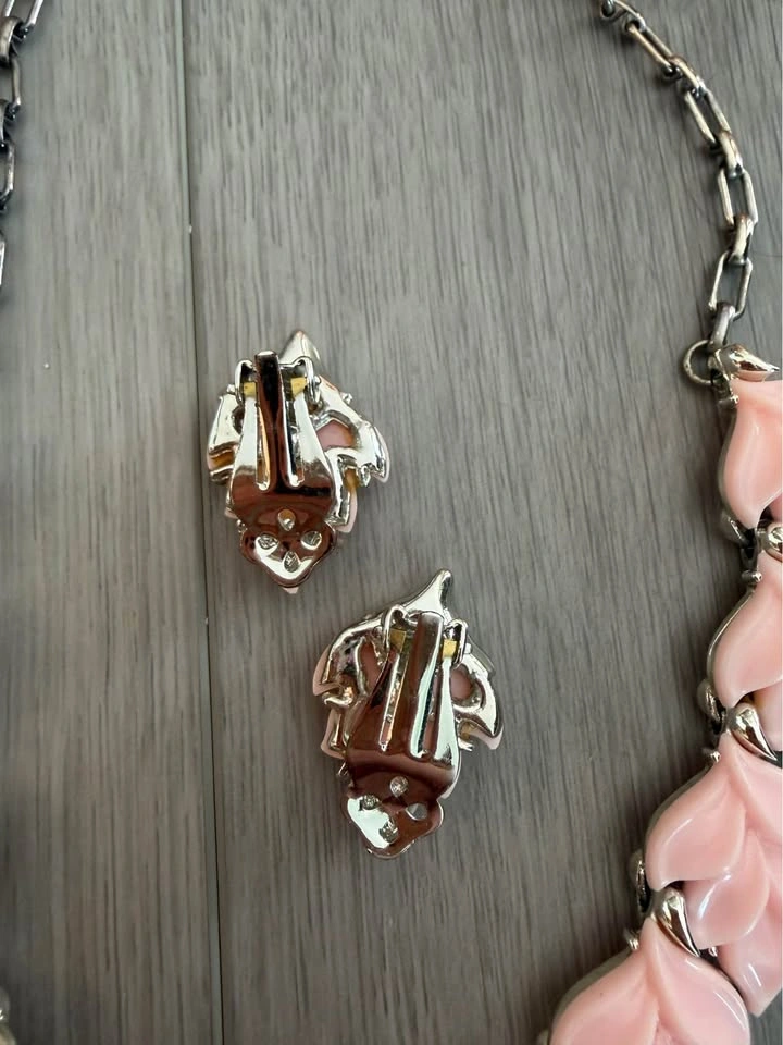 Vintage 1950’s Baby Pink Thermoset Leaf Necklace Earring Set - photo 4