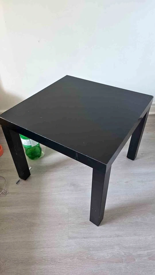Black side table - Sturdy & Minimalist
